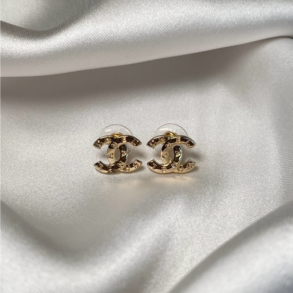 Aurelia gold studs. Gold stud fashion earrings - Picture 3 of 3